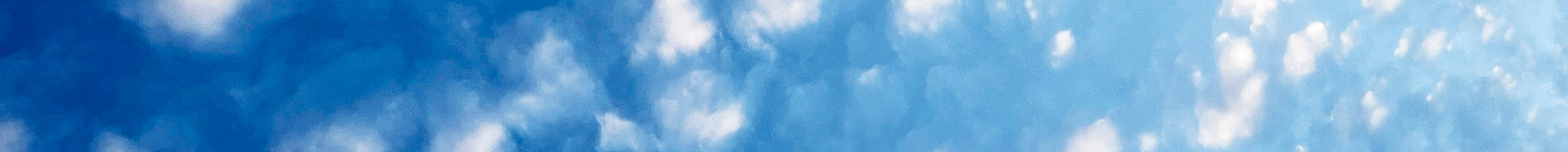 Blauer Himmel mit Wolken.