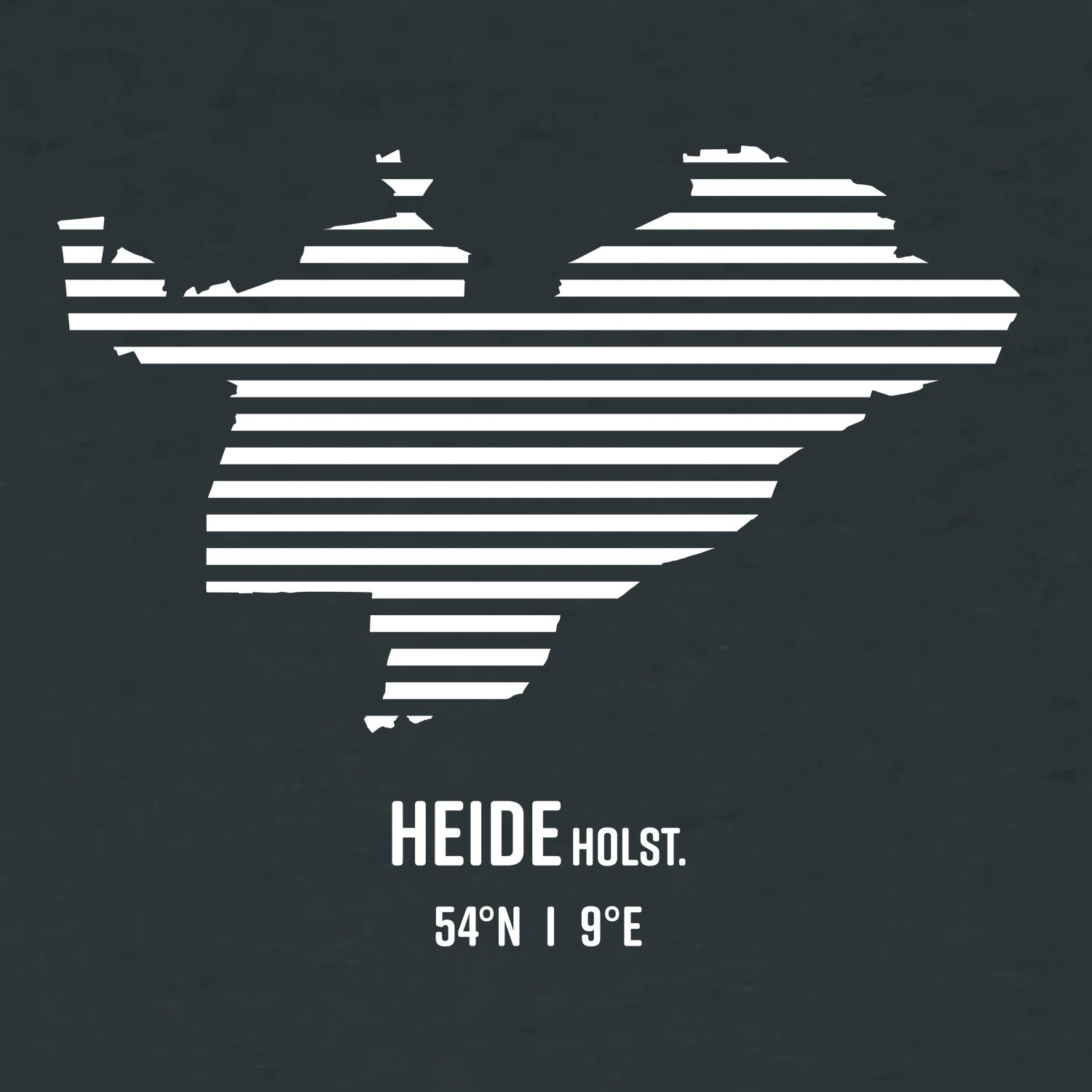 Detailansicht vom Aufdruck Heide. Weiße Streifen zeigen den Umriss von Heide. Darunter steht Heide 54° N und 9° E. Die Farbe vom Hintergrund ist Schwarz.