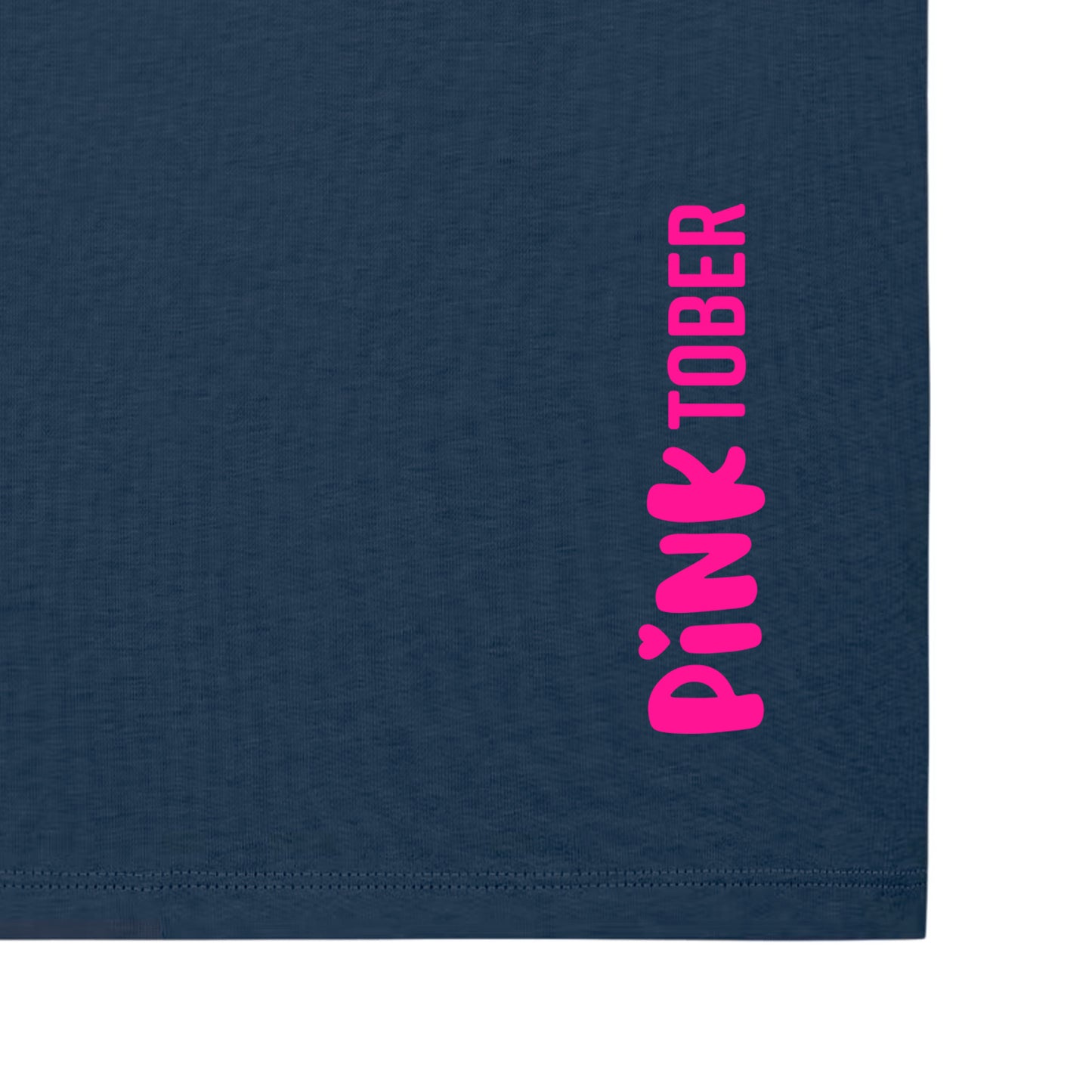 Detailansicht der Rückseite Pinktober Kollektion mit Logo Motiv.