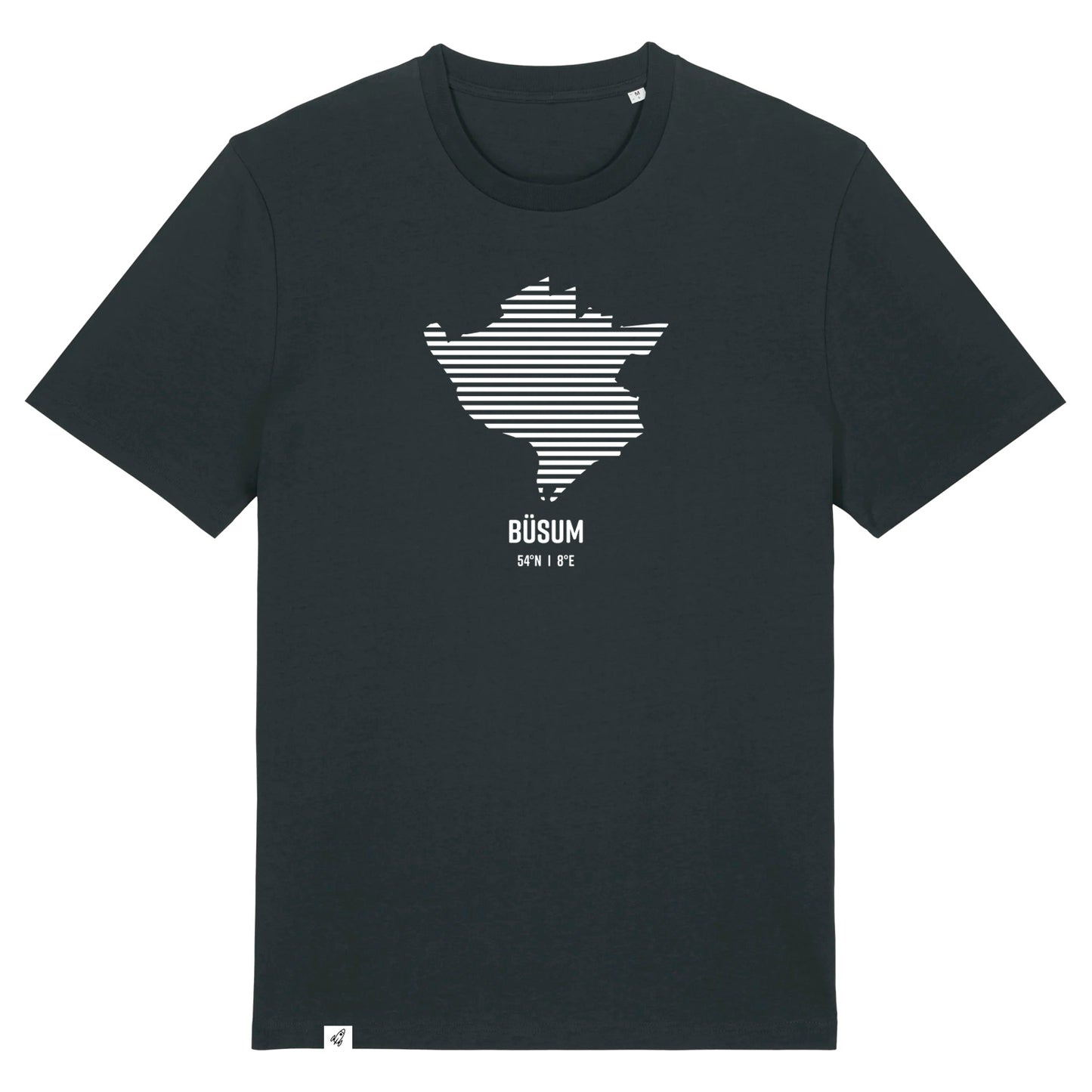 Schwarzes Unisex T-Shirt mit Rundhalsausschnitt. Auf der Brust ist in weißen Streifen der Umriss von Büsum. Darunter steht Büsum 54° N und 8° E. Die Farbe vom T-Shirt heißt Black.