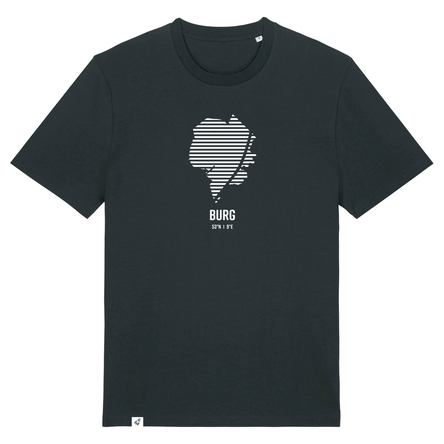 Schwarzes Unisex T-Shirt mit Rundhalsausschnitt. Auf der Brust ist in weißen Streifen der Umriss von Burg. Darunter steht Burg 53° N und 9° E. Die Farbe vom T-Shirt heißt Black.