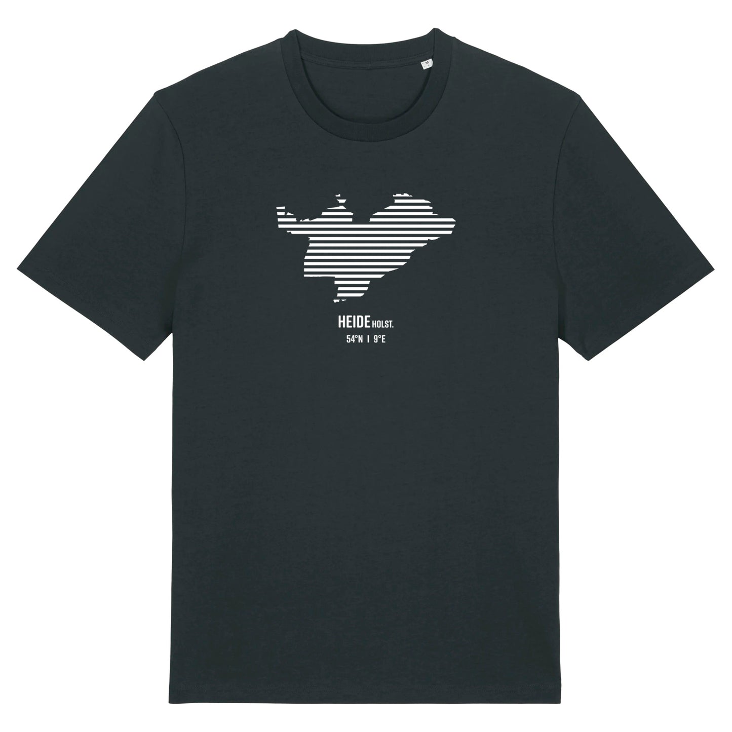 Schwarzes Unisex T-Shirt mit Rundhalsausschnitt. Auf der Brust ist in weißen Streifen der Umriss von Heide. Darunter steht Heide 54° N und 9° E. Die Farbe vom T-Shirt heißt Black.