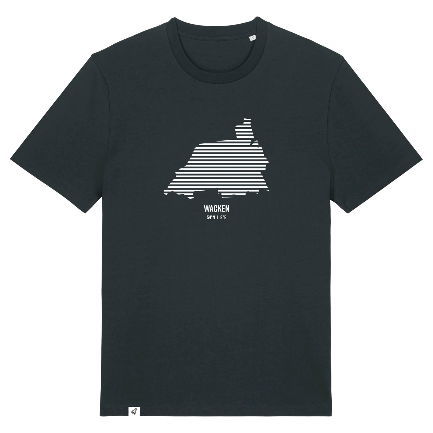 Schwarzes Unisex T-Shirt mit Rundhalsausschnitt. Auf der Brust ist in weißen Streifen der Umriss von Wacken. Darunter steht Wacken 54° N und 9° E. Die Farbe vom T-Shirt heißt Black.