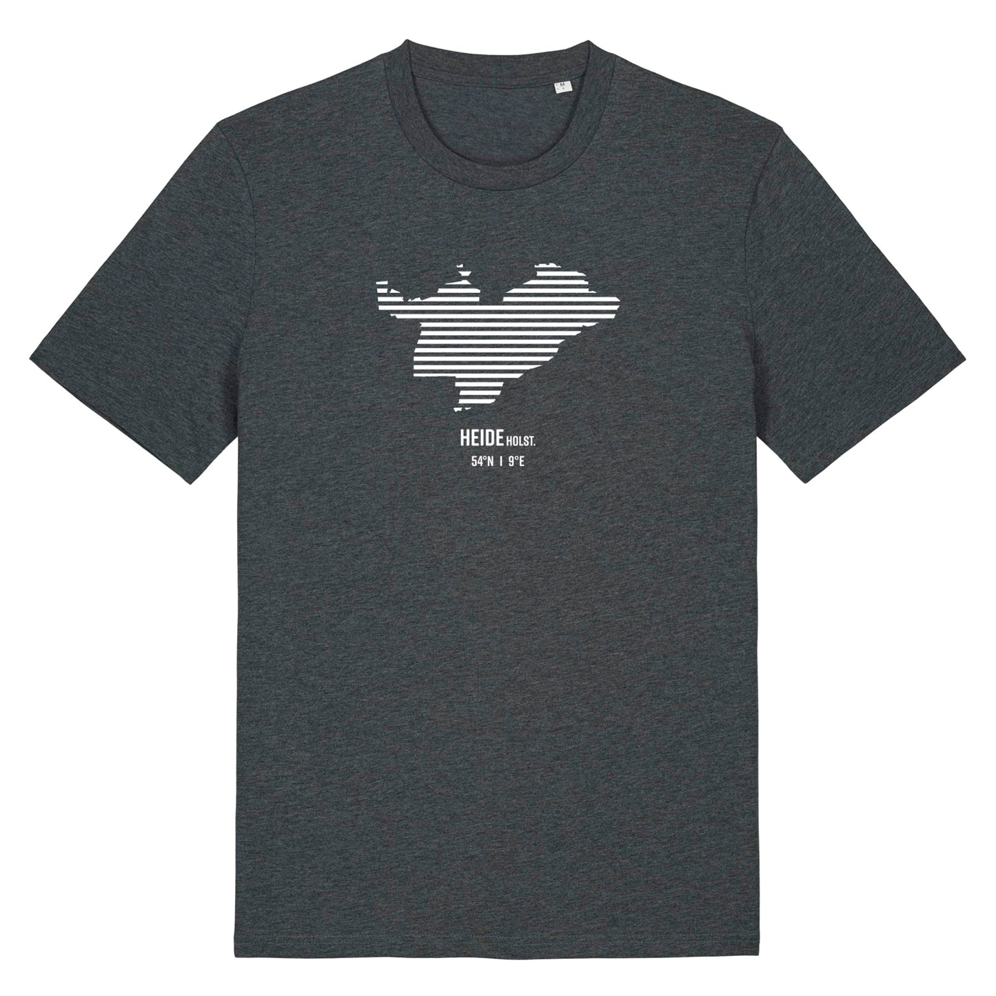 Dunkelgraues Unisex T-Shirt mit Rundhalsausschnitt. Auf der Brust ist in weißen Streifen der Umriss von Heide. Darunter steht Heide 54° N und 9° E. Die Farbe vom T-Shirt heißt Heather Grey.