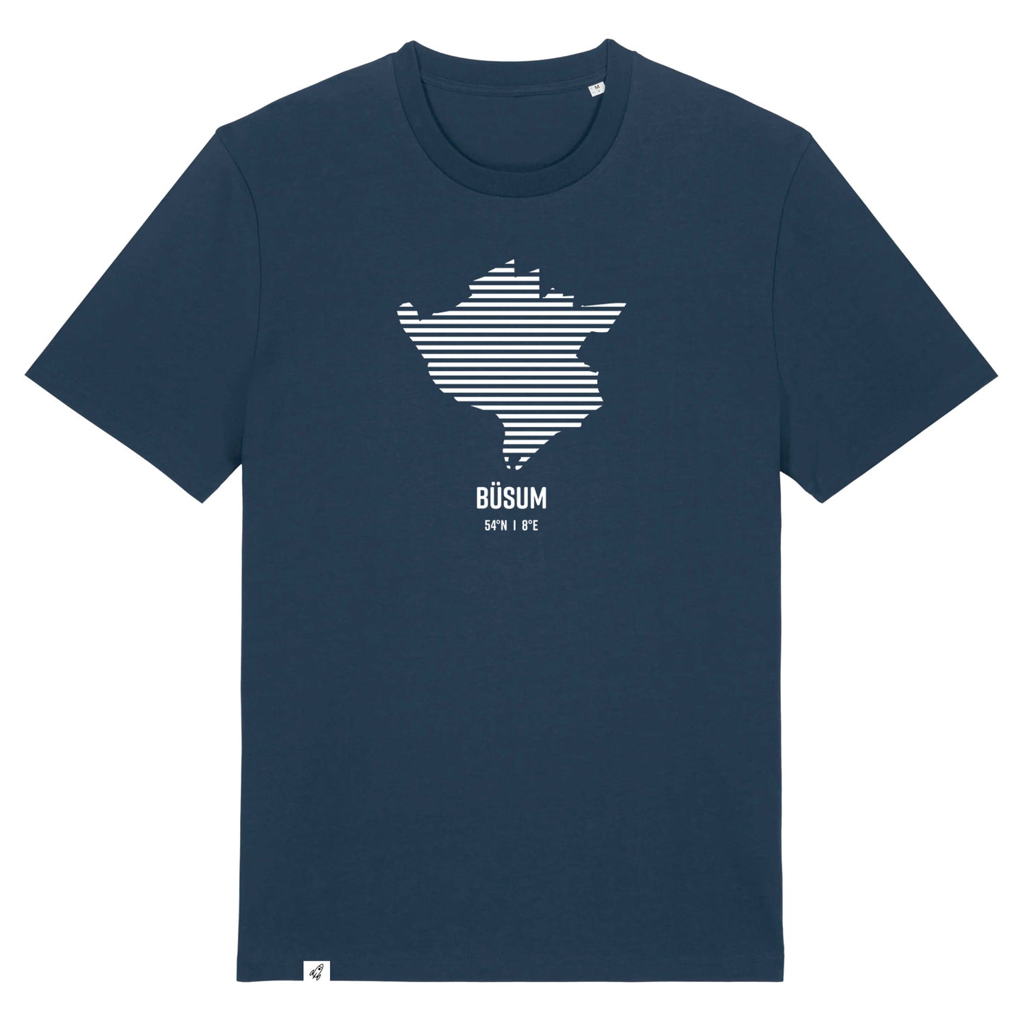 Dunkelblaues Unisex T-Shirt mit Rundhalsausschnitt. Auf der Brust ist in weißen Streifen der Umriss von Büsum. Darunter steht Büsum 54° N und 8° E. Die Farbe vom T-Shirt heißt French Navy.