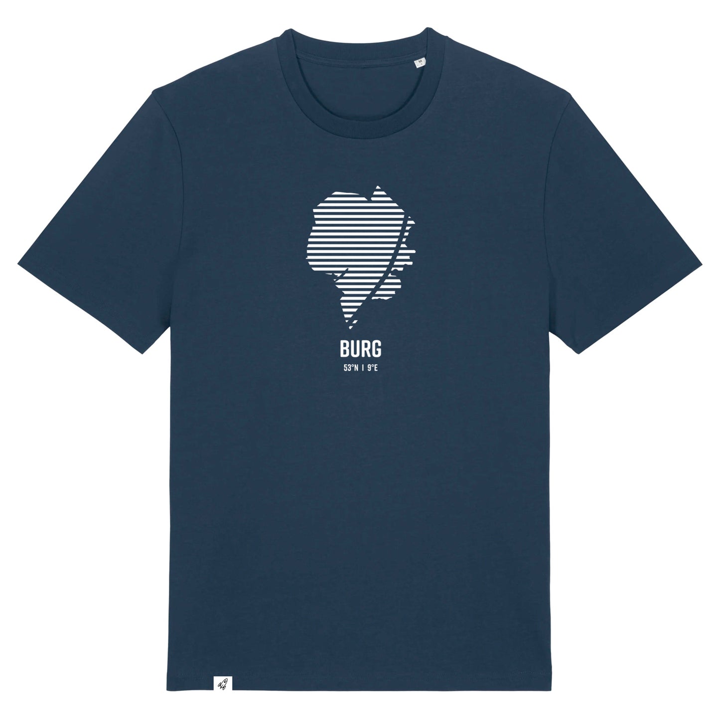 Dunkelblaues Unisex T-Shirt mit Rundhalsausschnitt. Auf der Brust ist in weißen Streifen der Umriss von Burg. Darunter steht Burg 53° N und 9° E. Die Farbe vom T-Shirt heißt French Navy.