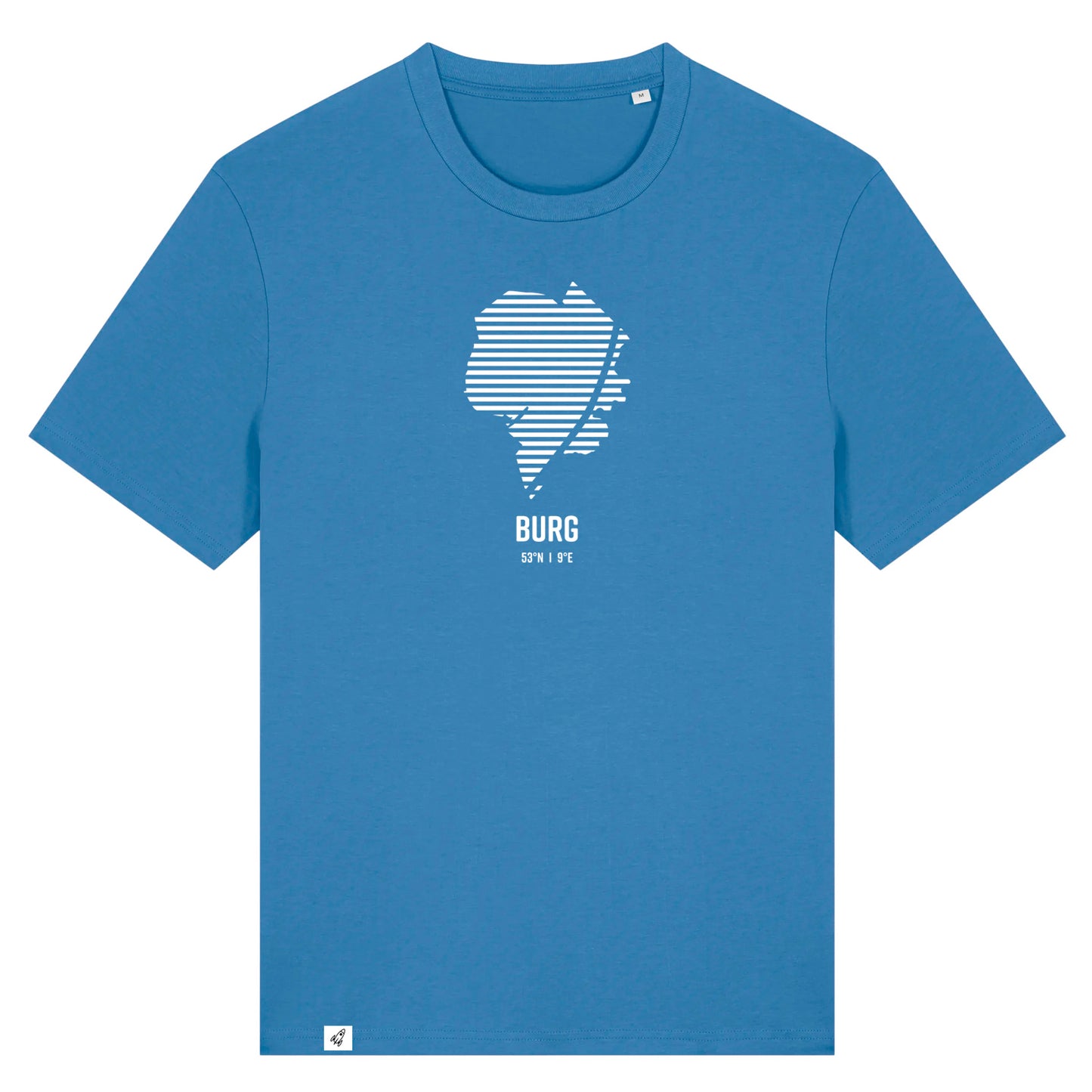 Blaues Unisex T-Shirt mit Rundhalsausschnitt. Auf der Brust ist in weißen Streifen der Umriss von Burg. Darunter steht Burg 53° N und 9° E. Die Farbe vom T-Shirt heißt Mindful Blue.