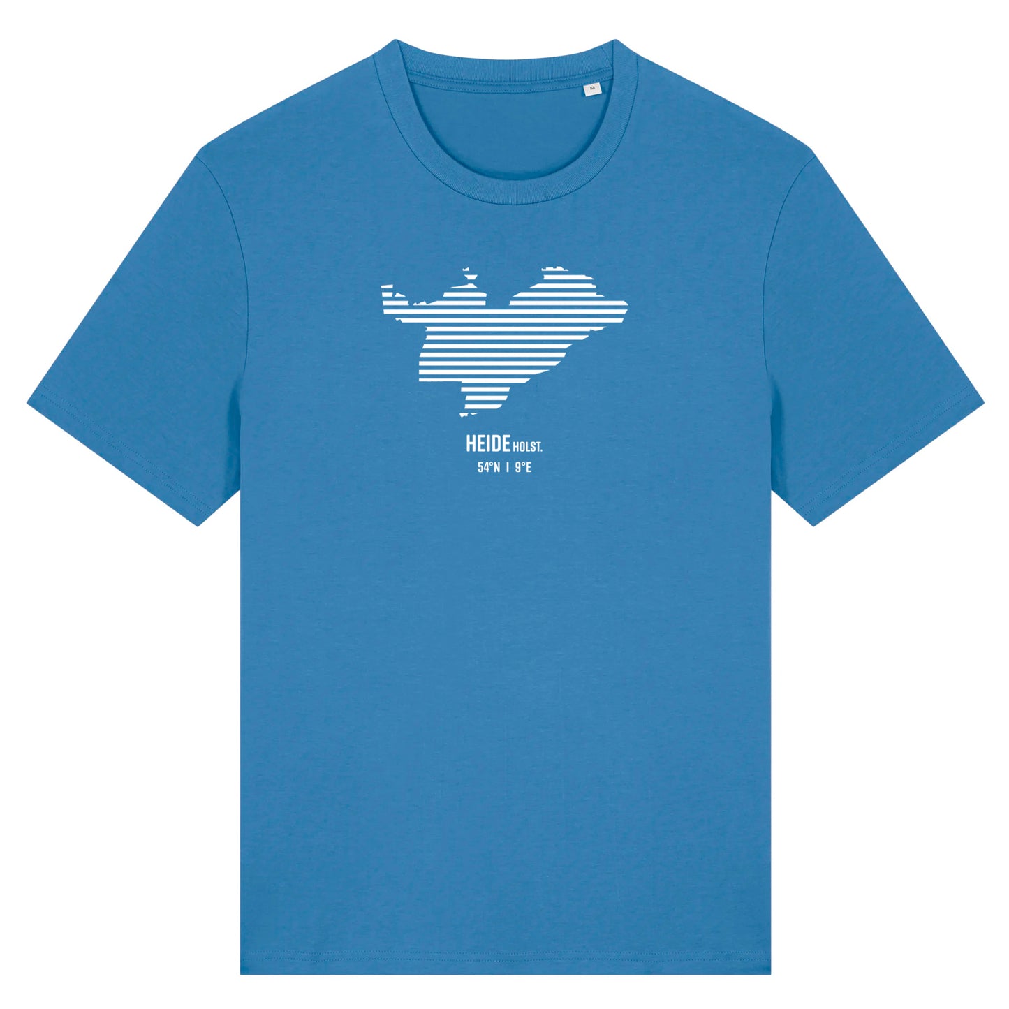 Blauer Unisex T-Shirt mit Rundhalsausschnitt. Auf der Brust ist in weißen Streifen der Umriss von Heide. Darunter steht Heide 54° N und 9° E. Die Farbe vom T-Shirt heißt Mindful Blue.