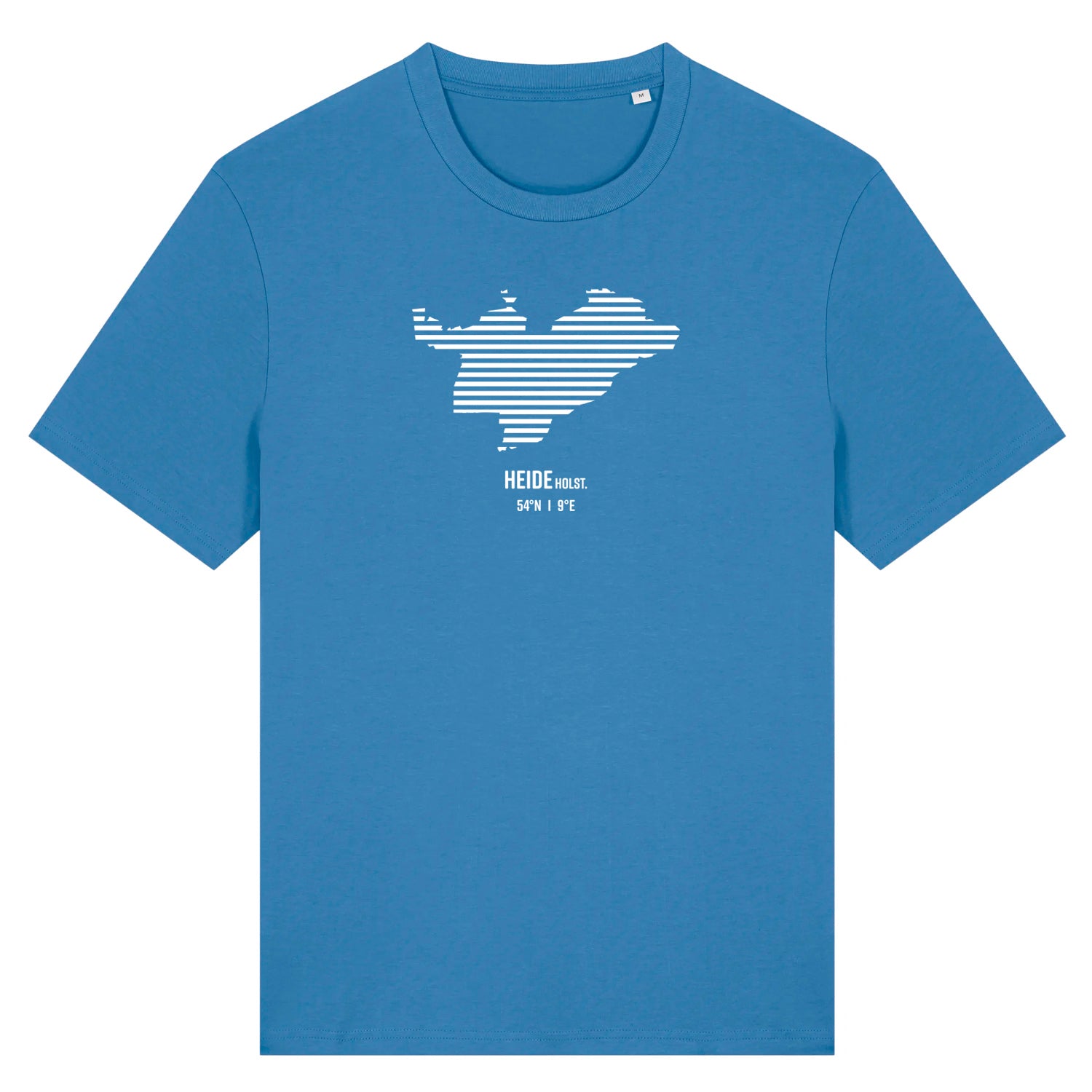 Blauer Unisex T-Shirt mit Rundhalsausschnitt. Auf der Brust ist in weißen Streifen der Umriss von Heide. Darunter steht Heide 54° N und 9° E. Die Farbe vom T-Shirt heißt Mindful Blue.