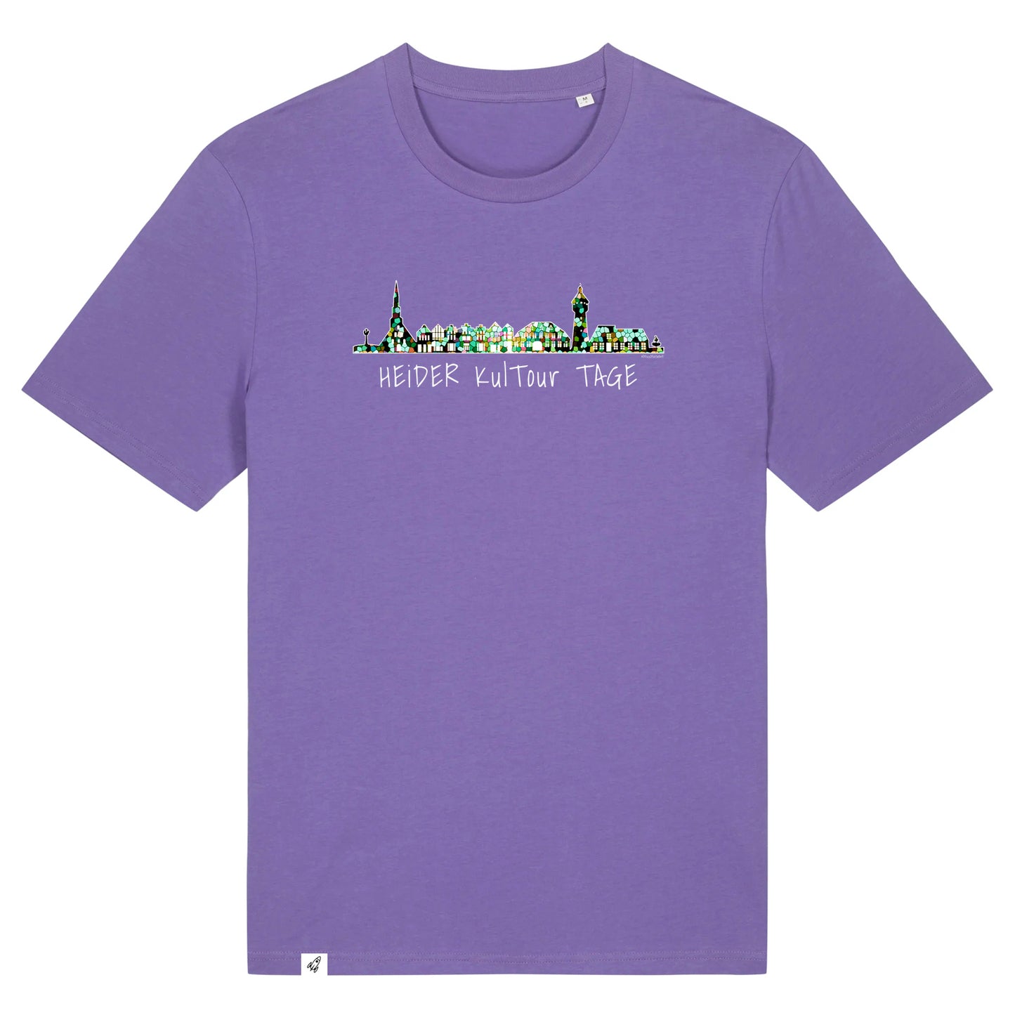 Lila Unisex T-Shirt mit Rundhalsausschnitt. Auf der Brust ist das Logo der Heider KulTour Tage gedruckt. Das Logo ist eine Silhouette von Wahrzeichen des Stadt Heide wie zum Beispiel dem Wasserturm oder der St. Jürgen Kirche. Die Farbe vom T-Shirt heißt Purple Love.