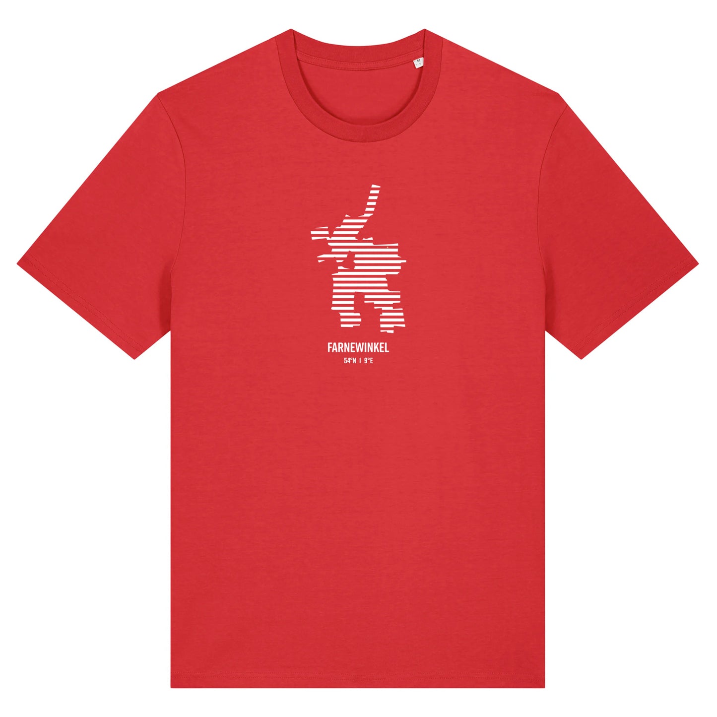 Rotes Unisex T-Shirt mit Rundhalsausschnitt. Auf der Brust ist in weißen Streifen der Umriss von Farnewinkel. Darunter steht Farnewinkel 54° N und 9° E. Die Farbe vom T-Shirt heißt Red.