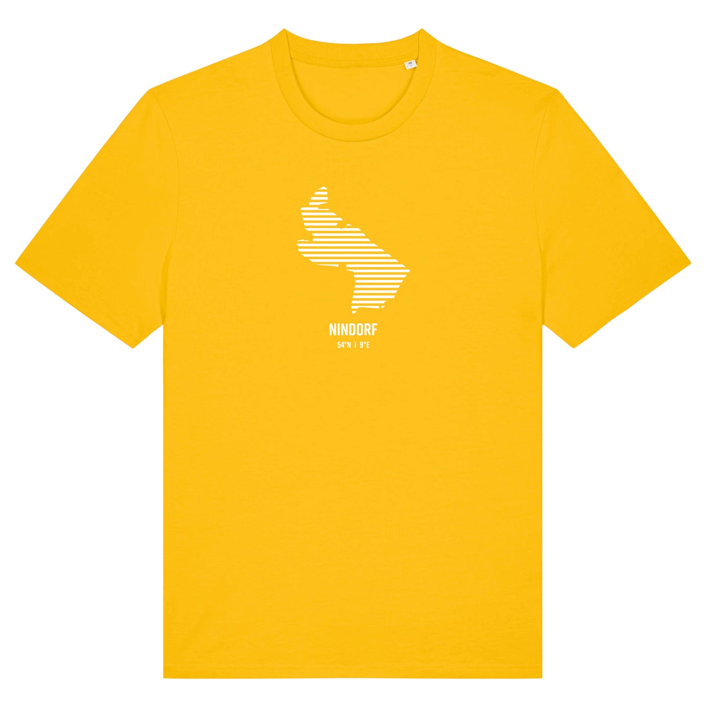 Gelbes Unisex T-Shirt mit Rundhalsausschnitt. Auf der Brust ist in weißen Streifen der Umriss von Nindorf. Darunter steht Nindorf 54° N und 9° E. Die Farbe vom T-Shirt heißt Spectra Yellow.