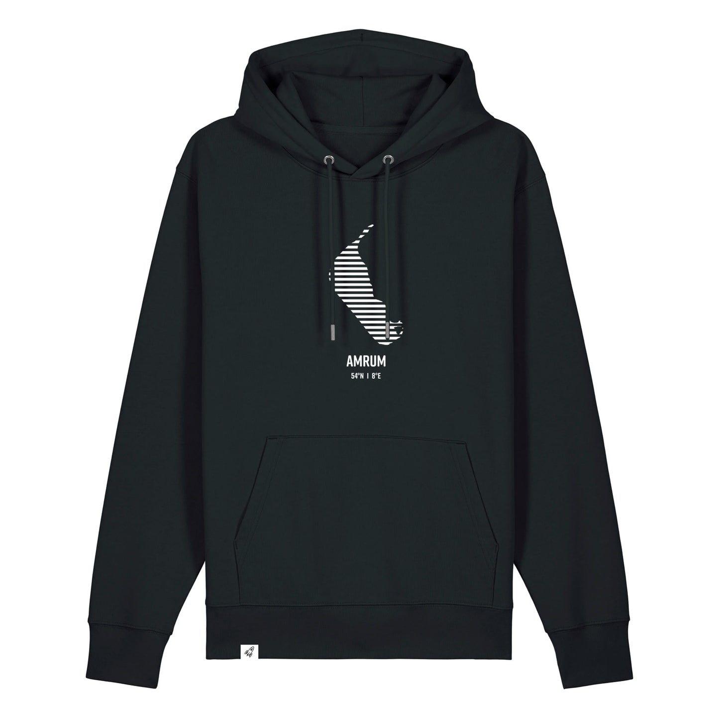 Schwarzer Unisex Hoodie mit Kordelzug und Kängurutasche. Auf der Brust ist in weißen Streifen der Umriss von Amrum. Darunter steht Amrum. Die Farbe vom Hoodie heißt Black.