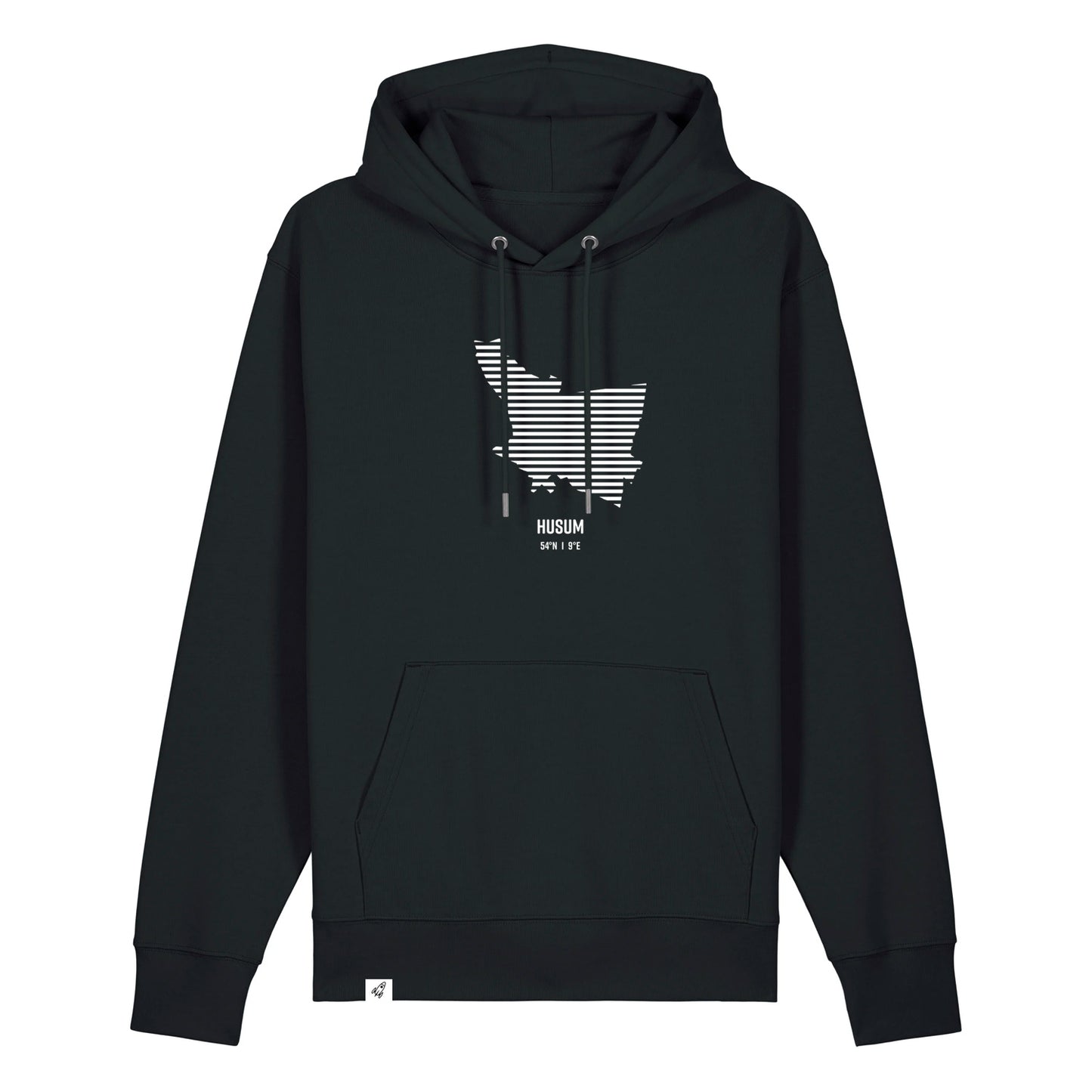 Schwarzer Unisex Hoodie mit Kordelzug und Kängurutasche. Auf der Brust ist in weißen Streifen der Umriss von Husum. Darunter steht Husum. Die Farbe vom Hoodie heißt Black.
