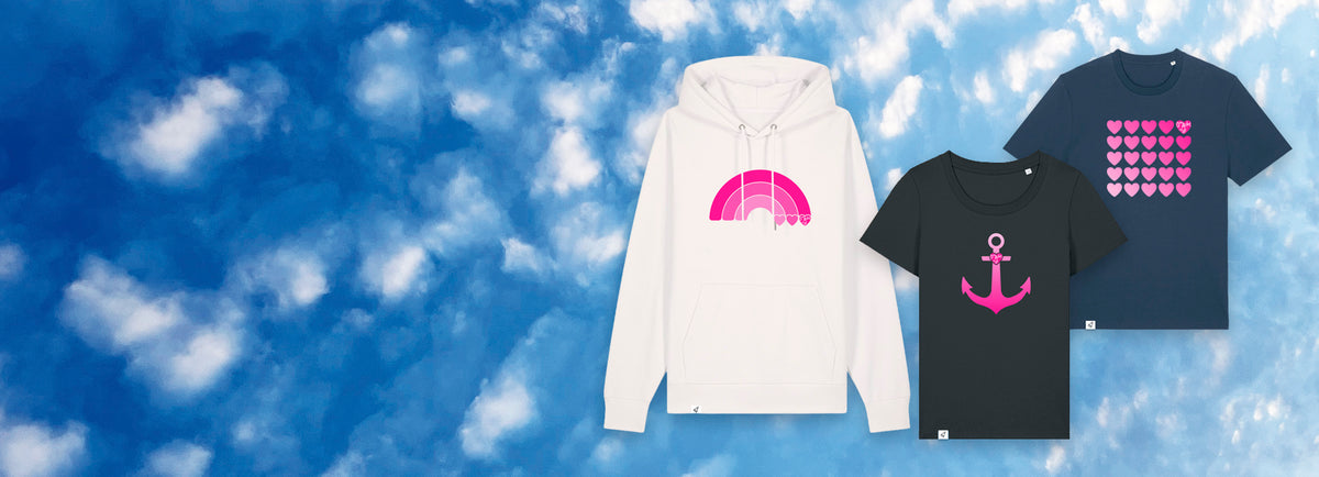 Hoodie und 2 T-Shirts auf blauem Himmel. Geev Acht op di Kollektion 2026