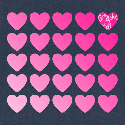 Ansicht aus der Pinktober Kollektion mit Herz Motiv. In dem erz steht auf Plattdeutsch der Spruch Geev Acht op di.