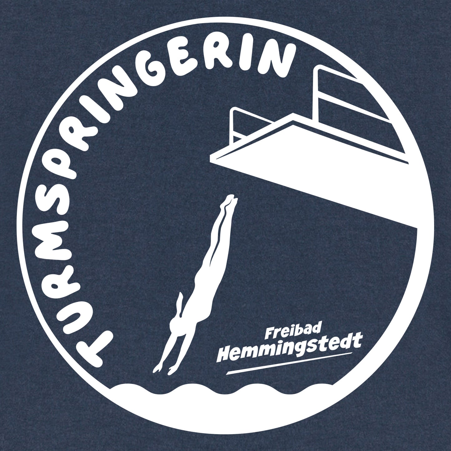 Detailansicht Motiv Turmspringerin in weiß auf dunklem T-Shirt.