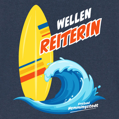 Detailansicht Motiv Wellenreiterin auf dunklem T-Shirt.