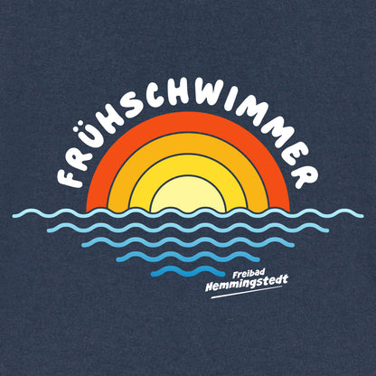 Detailansicht Motiv Frühschwimmer auf dunklem T-Shirt.