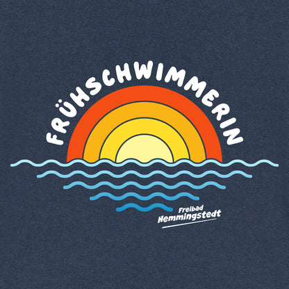 Detailansicht Motiv Frühschwimmerin auf dunklem T-Shirt.