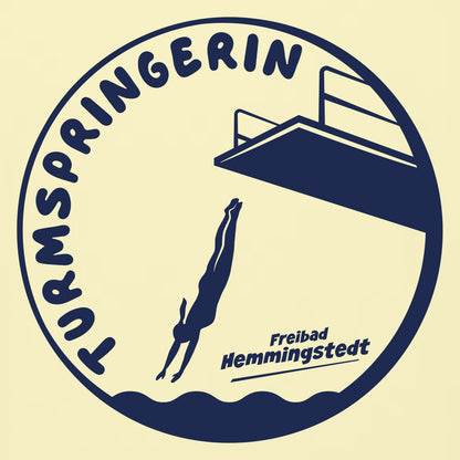 Detailansicht Motiv Turmspringerin in dunkelblau auf gelbem T-Shirt.
