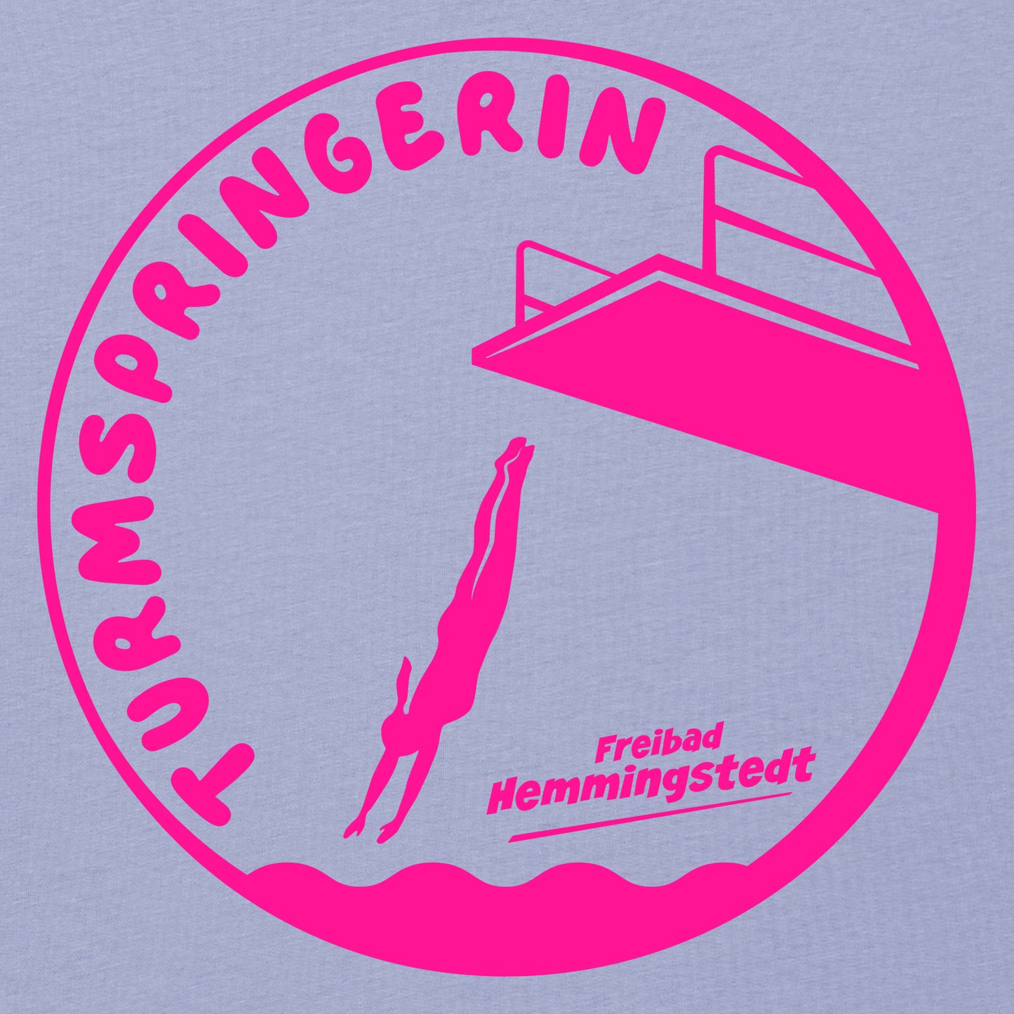 Detailansicht Motiv Turmspringerin in pink auf violettem T-Shirt.