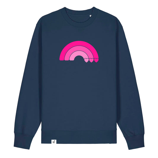 Dunkelblauer Unisex Sweater aus der Pinktober Kollektion mit Regenbogen Motiv.