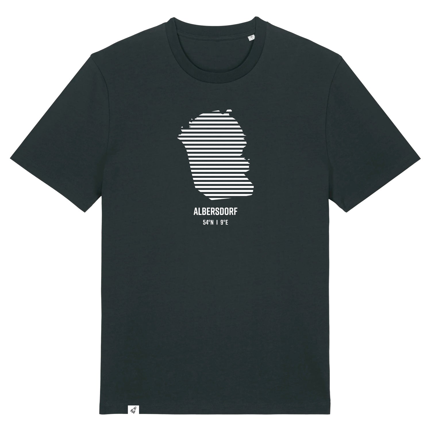Schwarzes Unisex T-Shirt mit Rundhalsausschnitt. Auf der Brust ist in weißen Streifen der Umriss von Albersdorf. Darunter steht Albersdorf 54° N und 9° E. Die Farbe vom T-Shirt heißt Black.