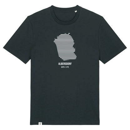 Schwarzes Unisex T-Shirt mit Rundhalsausschnitt. Auf der Brust ist in weißen Streifen der Umriss von Albersdorf. Darunter steht Albersdorf 54° N und 9° E. Die Farbe vom T-Shirt heißt Black.