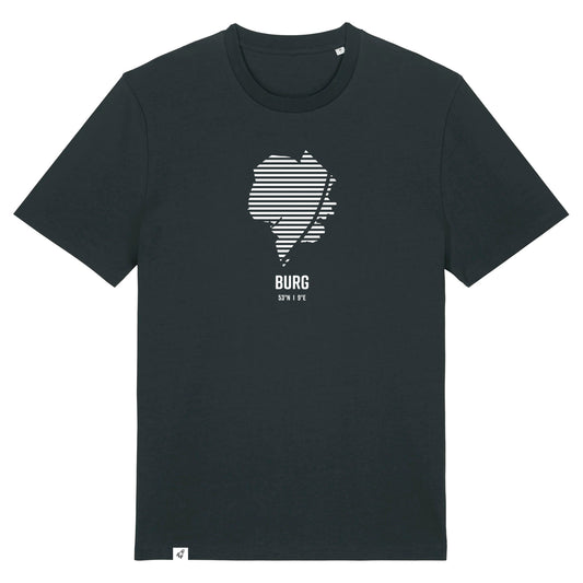Schwarzes Unisex T-Shirt mit Rundhalsausschnitt. Auf der Brust ist in weißen Streifen der Umriss von Burg. Darunter steht Burg 53° N und 9° E. Die Farbe vom T-Shirt heißt Black.