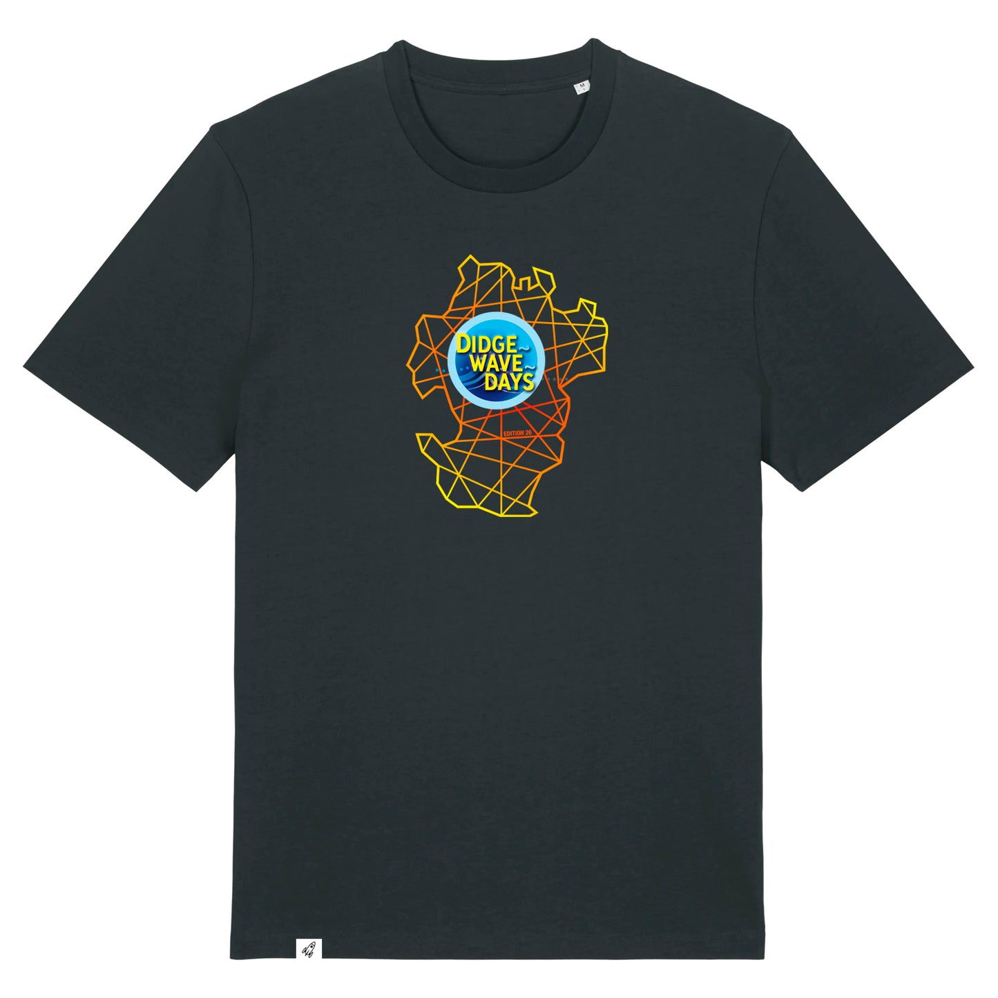 Schwarzes Unisex T-Shirt mit Rundhalsausschnitt. Auf der Brust ist das Logo der Didgeridoo Wave Days gedruckt. Die Farbe vom T-Shirt heißt Black.