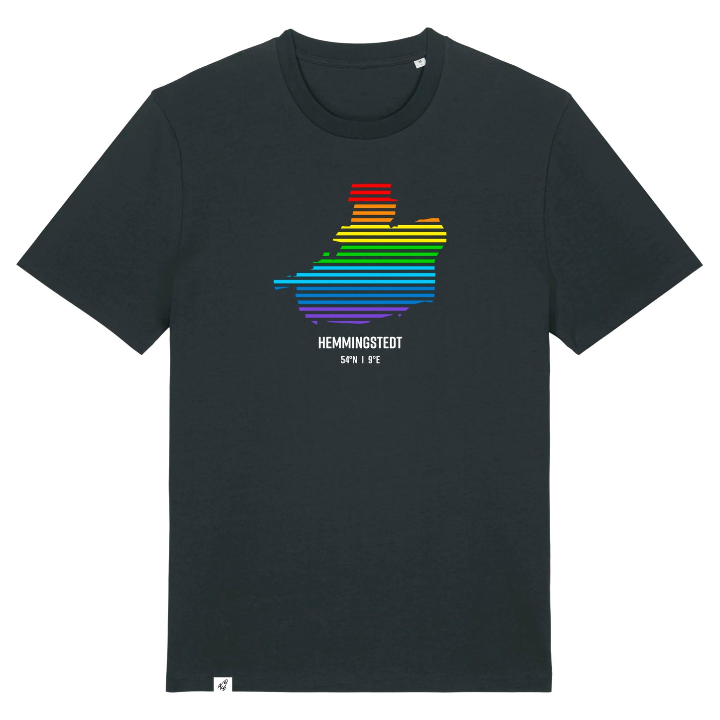 Schwarzes Unisex T-Shirt mit Rundhalsausschnitt. Auf der Brust ist in bunten regenbogen Streifen der Umriss von Hemmingstedt. Darunter steht Hemmingstedt 54° N und 9° E. Die Farbe vom T-Shirt heißt Black.