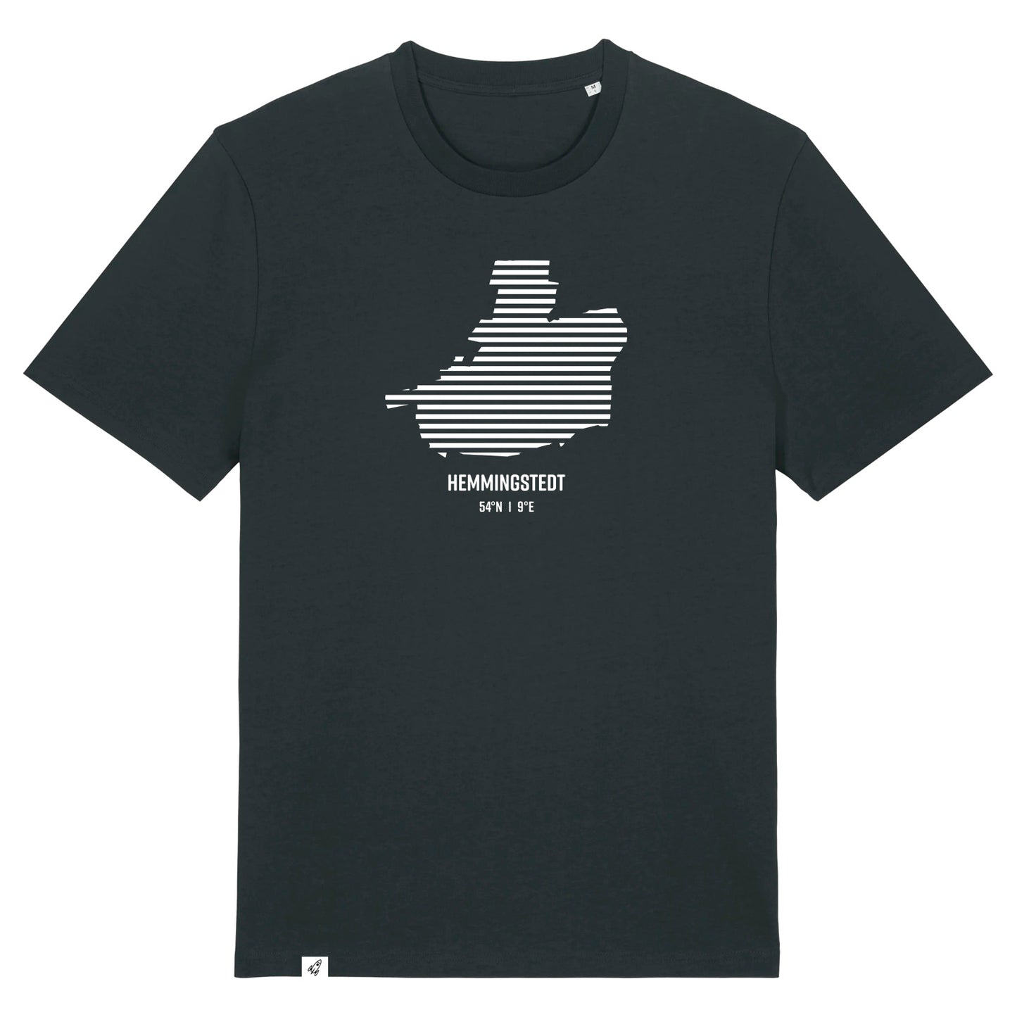 Schwarzes Unisex T-Shirt mit Rundhalsausschnitt. Auf der Brust ist in weißen Streifen der Umriss von Hemmingstedt. Darunter steht Hemmingstedt 54° N und 9° E. Die Farbe vom T-Shirt heißt Black.