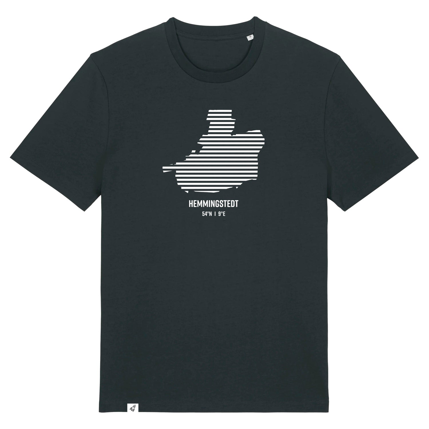 Schwarzes Unisex T-Shirt mit Rundhalsausschnitt. Auf der Brust ist in weißen Streifen der Umriss von Hemmingstedt. Darunter steht Hemmingstedt 54° N und 9° E. Die Farbe vom T-Shirt heißt Black.