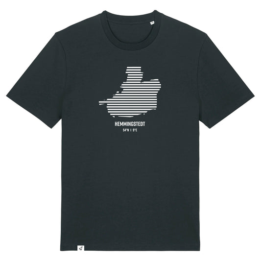 Schwarzes Unisex T-Shirt mit Rundhalsausschnitt. Auf der Brust ist in weißen Streifen der Umriss von Hemmingstedt. Darunter steht Hemmingstedt 54° N und 9° E. Die Farbe vom T-Shirt heißt Black.