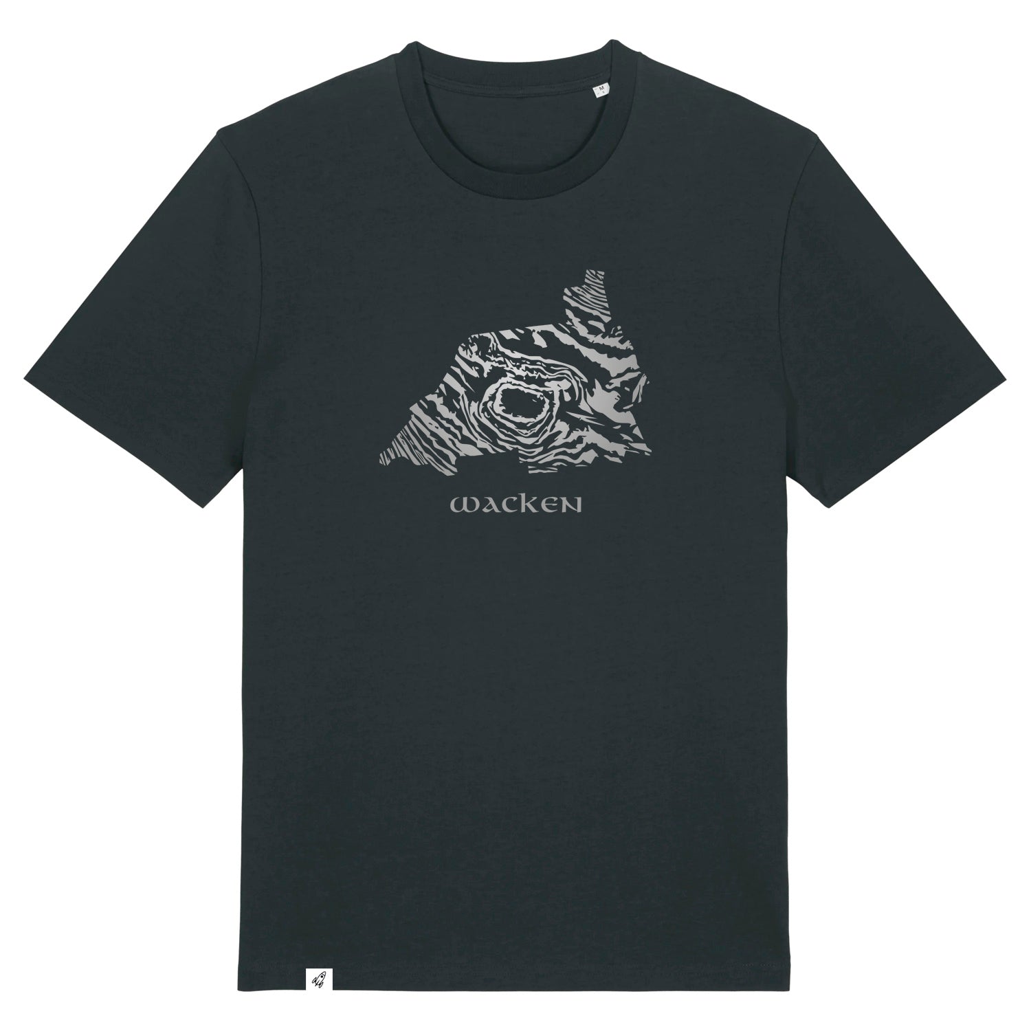 Schwarzes Unisex T-Shirt mit Rundhalsausschnitt. Auf der Brust ist die Ansicht von Wacken in grauem Farbverlauf. Die Fläche hat das Muster eines Damastmessers. Darunter steht in altmodischer grauer Schriftart Wacken. Die Farbe vom T-Shirt heißt Black.