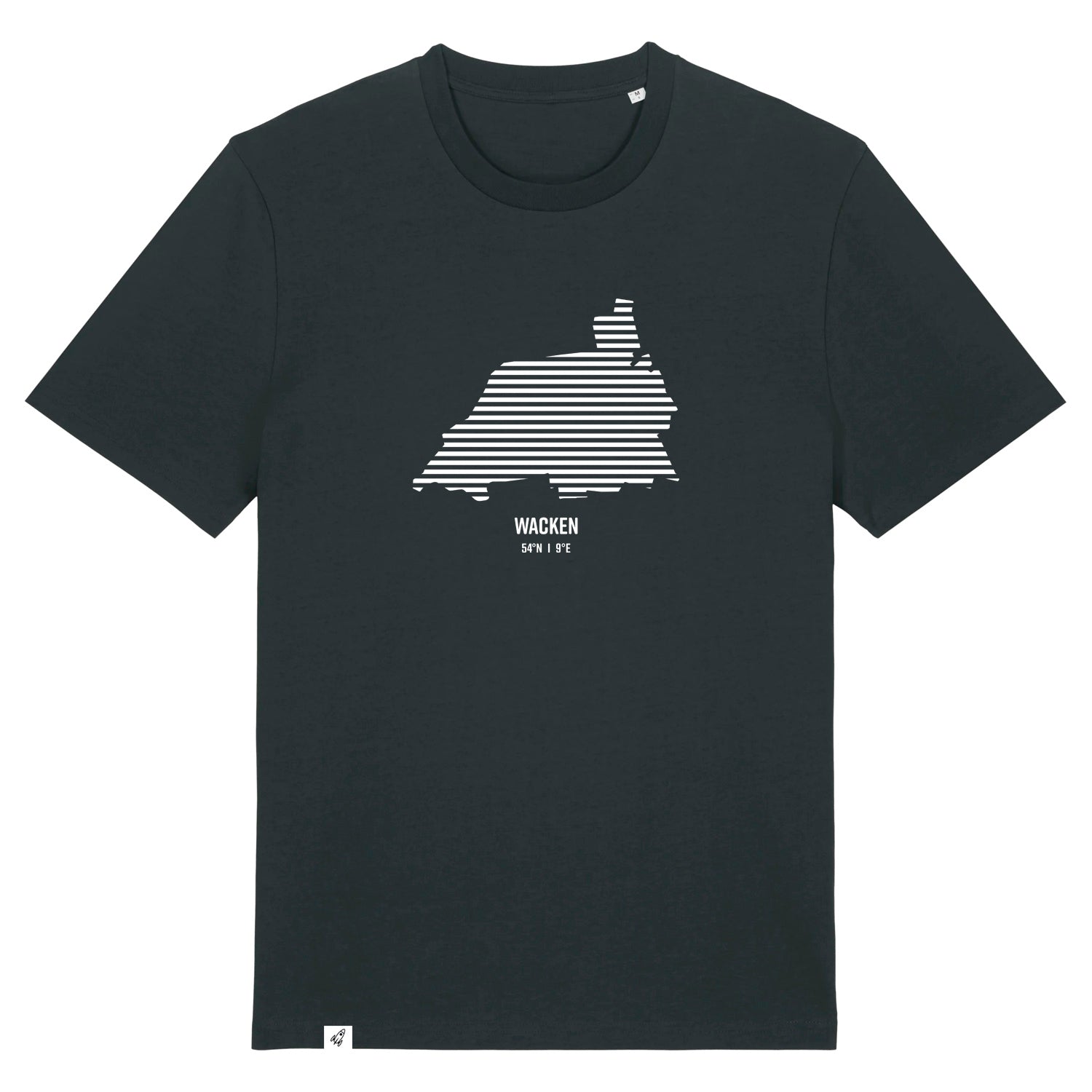 Schwarzes Unisex T-Shirt mit Rundhalsausschnitt. Auf der Brust ist in weißen Streifen der Umriss von Wacken. Darunter steht Wacken 54° N und 9° E. Die Farbe vom T-Shirt heißt Black.