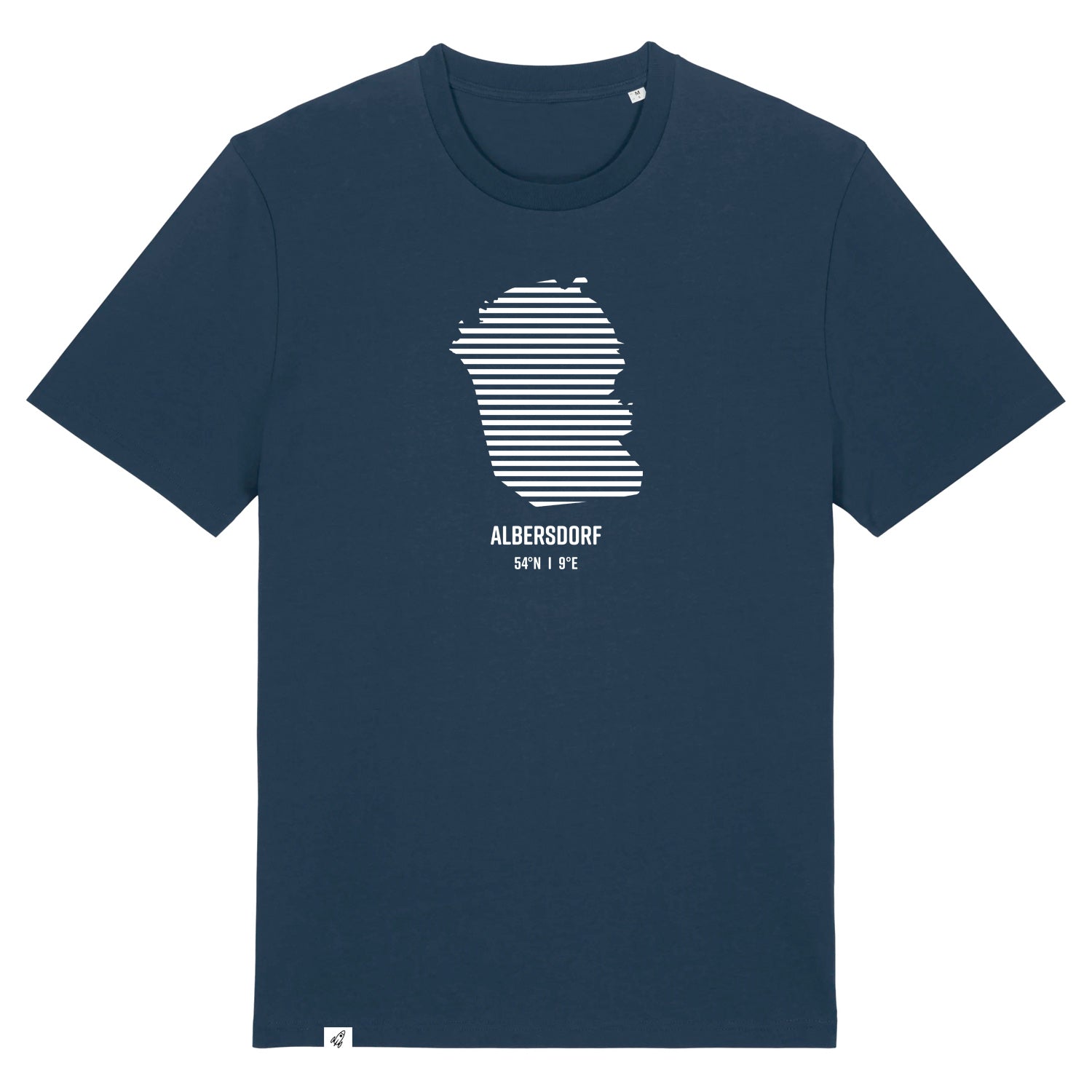 Dunkelblaues Unisex T-Shirt mit Rundhalsausschnitt. Auf der Brust ist in weißen Streifen der Umriss von Albersdorf. Darunter steht Albersdorf 54° N und 9° E. Die Farbe vom T-Shirt heißt French Navy.