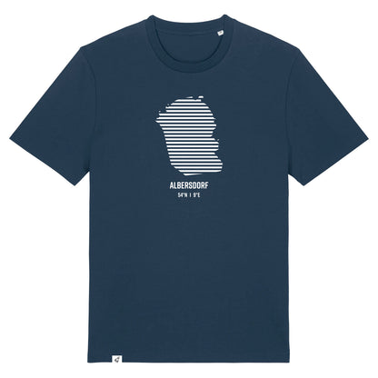 Dunkelblaues Unisex T-Shirt mit Rundhalsausschnitt. Auf der Brust ist in weißen Streifen der Umriss von Albersdorf. Darunter steht Albersdorf 54° N und 9° E. Die Farbe vom T-Shirt heißt French Navy.