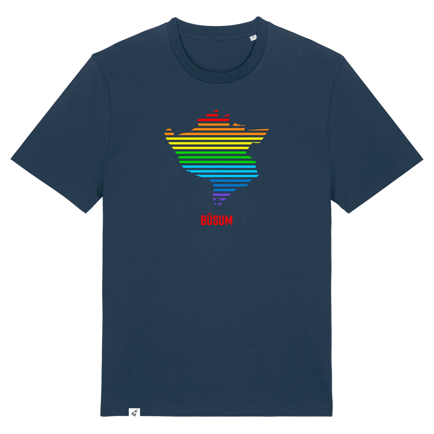 Dunkelblaues Unisex T-Shirt mit Rundhalsausschnitt. Auf der Brust ist in bunten Regenbogen-Streifen der Umriss von Büsum. Darunter steht Büsum in roter Schrift. Die Farbe vom T-Shirt heißt French Navy.