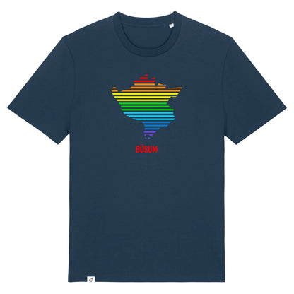 Dunkelblaues Unisex T-Shirt mit Rundhalsausschnitt. Auf der Brust ist in bunten Regenbogen-Streifen der Umriss von Büsum. Darunter steht Büsum in roter Schrift. Die Farbe vom T-Shirt heißt French Navy.