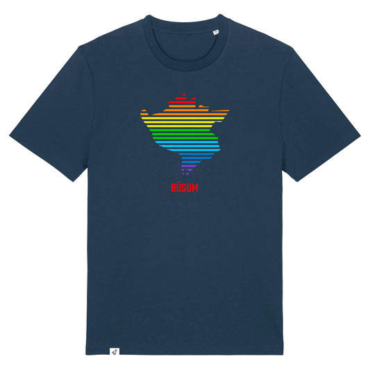 Dunkelblaues Unisex T-Shirt mit Rundhalsausschnitt. Auf der Brust ist in bunten Regenbogen-Streifen der Umriss von Büsum. Darunter steht Büsum in roter Schrift. Die Farbe vom T-Shirt heißt French Navy.