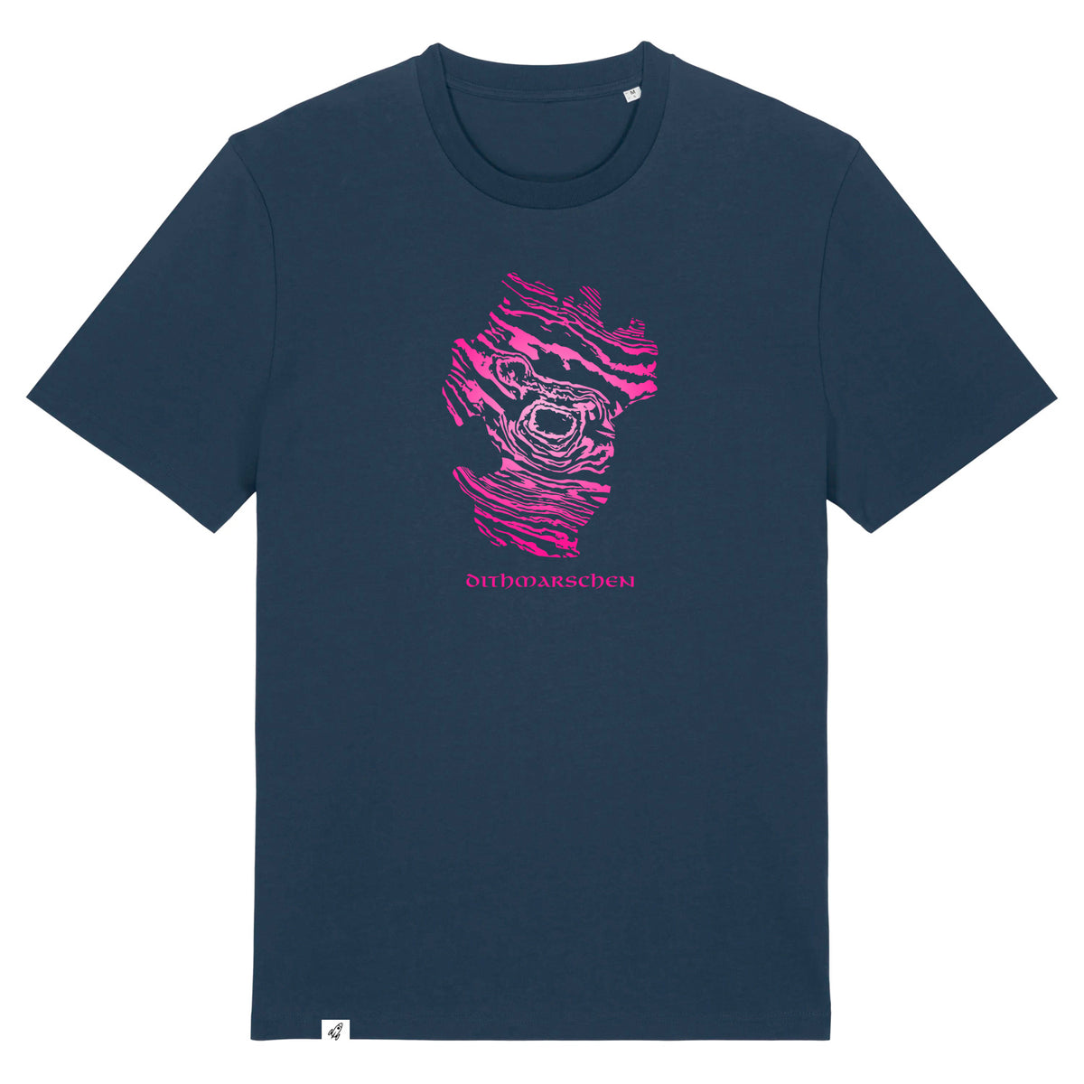 Dunkelblaues Unisex T-Shirt mit Rundhalsausschnitt. Auf der Brust ist die Ansicht von Dithmarschen in pinkem Farbverlauf. Die Fläche hat das Muster eines Damastmessers. Darunter steht in altmodischer Schriftart Dithmarschen.