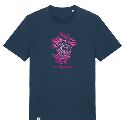 Dunkelblaues Unisex T-Shirt mit Rundhalsausschnitt. Auf der Brust ist die Ansicht von Dithmarschen in pinkem Farbverlauf. Die Fläche hat das Muster eines Damastmessers. Darunter steht in altmodischer Schriftart Dithmarschen.