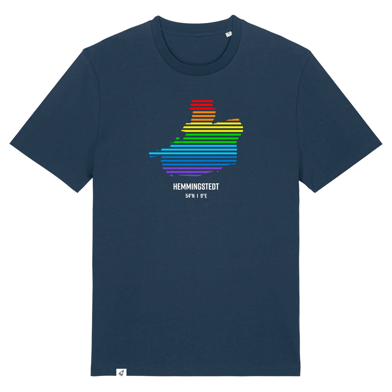 Dunkelblaues Unisex T-Shirt mit Rundhalsausschnitt. Auf der Brust ist in bunten regenbogen Streifen der Umriss von Hemmingstedt. Darunter steht Hemmingstedt 54° N und 9° E. Die Farbe vom T-Shirt heißt French Navy.