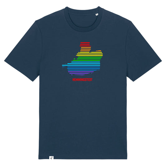 Dunkelblaues Unisex T-Shirt mit Rundhalsausschnitt. Auf der Brust ist in bunten Regenbogenfarben-Streifen der Umriss von Hemmingstedt. Darunter steht Hemmingstedt in roter Schrift. Die Farbe vom T-Shirt heißt French Navy.