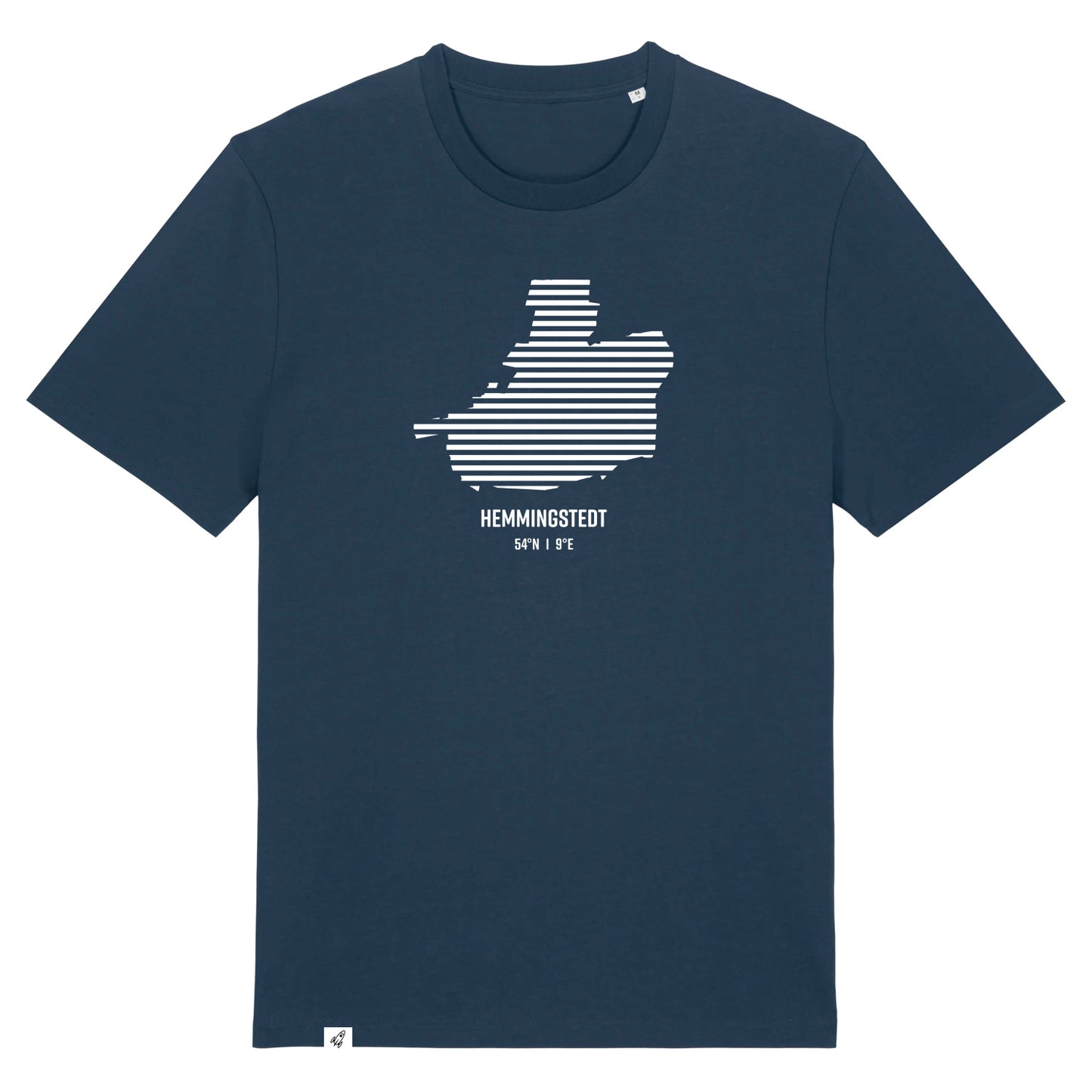 Dunkelblaues Unisex T-Shirt mit Rundhalsausschnitt. Auf der Brust ist in weißen Streifen der Umriss von Hemmingstedt. Darunter steht Hemmingstedt 54° N und 9° E. Die Farbe vom T-Shirt heißt French Navy.