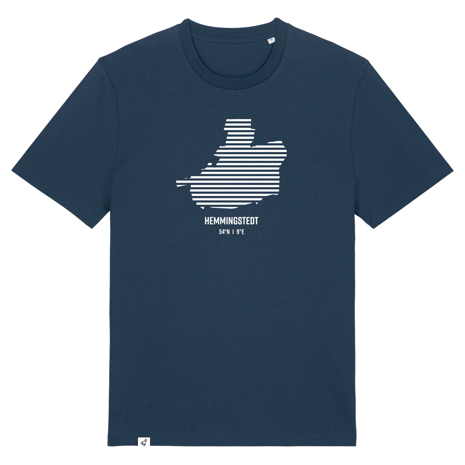 Dunkelblaues Unisex T-Shirt mit Rundhalsausschnitt. Auf der Brust ist in weißen Streifen der Umriss von Hemmingstedt. Darunter steht Hemmingstedt 54° N und 9° E. Die Farbe vom T-Shirt heißt French Navy.