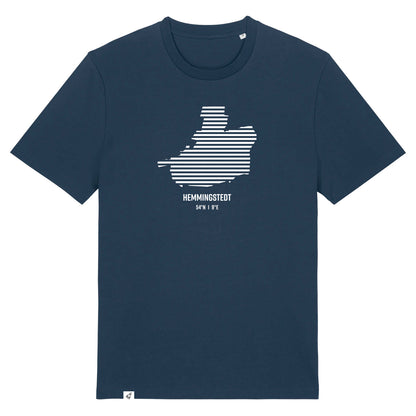 Dunkelblaues Unisex T-Shirt mit Rundhalsausschnitt. Auf der Brust ist in weißen Streifen der Umriss von Hemmingstedt. Darunter steht Hemmingstedt 54° N und 9° E. Die Farbe vom T-Shirt heißt French Navy.