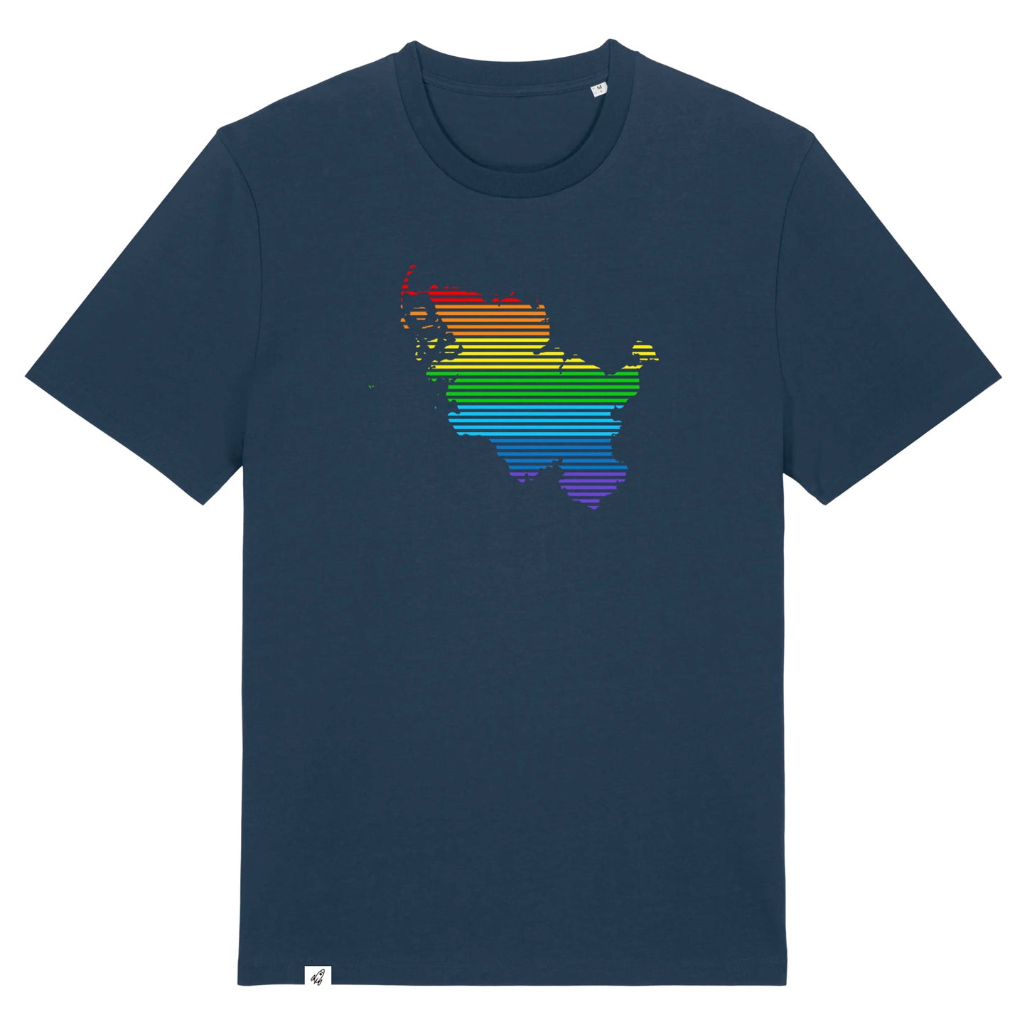 Dunkelblaues Unisex T-Shirt mit dem Schleswig-Holstein Umriss in Linien und Regenbogenfarben.